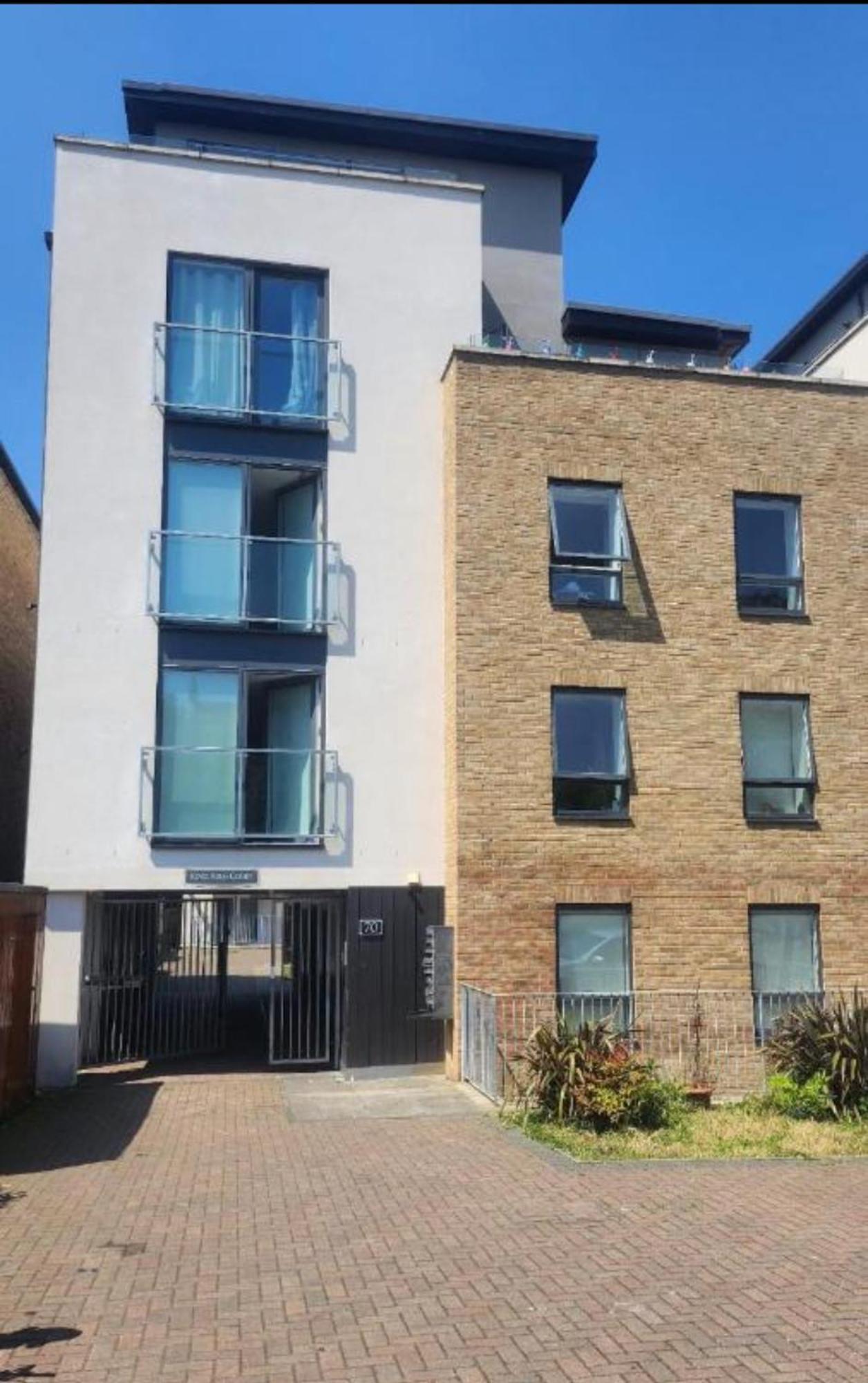 Tropical Room With Private Bathroom And Patio London Exterior photo