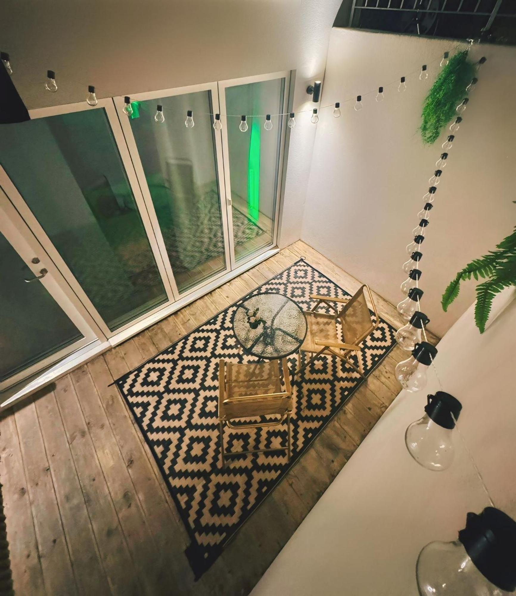 Tropical Room With Private Bathroom And Patio London Exterior photo